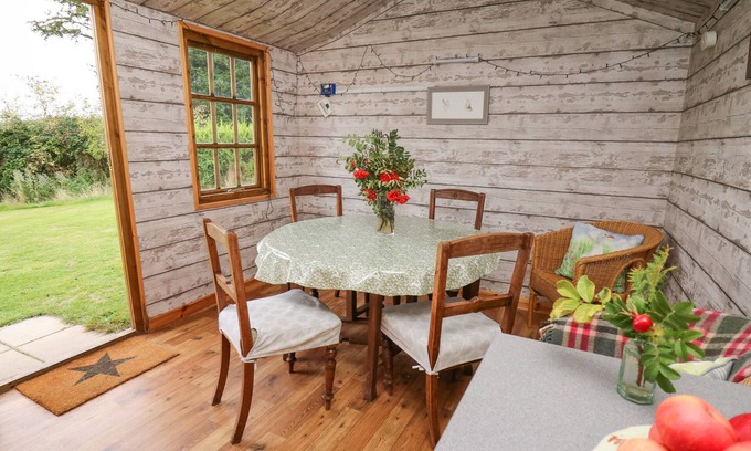 Llanfihangel Tal-y-llyn Cottage | Sweet Briar Shepherds Hut
