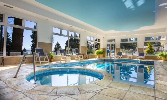 San Carlos de Bariloche Hotel | Sweet Escape in Spacious Room with Scenic Garden Views - with Pool and Hot Tub
