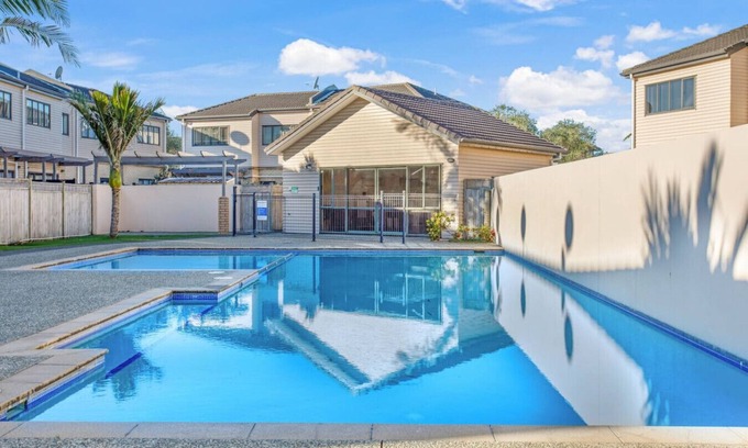 East Tamaki House | Sweet Sunshine Nest with Pool, Aircon and Parking