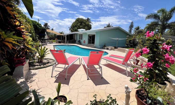 Deerfield Beach House | Swim with Butterflies! Heat Pool, Butterfly Garden, Screened Patio, Native Birds