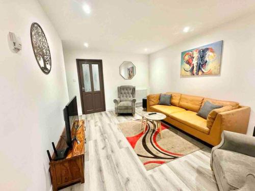 Swindon House | Swindon 3 bedroom relaxing home with parking - good location for family or contractors