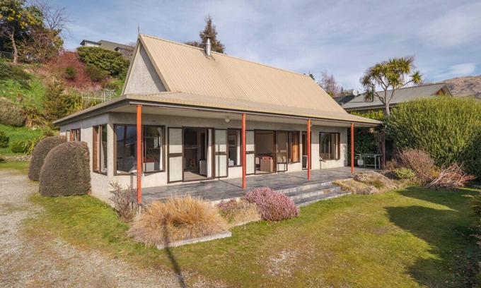 Wanaka Cottage | Sycamore Place - Wanaka Holiday Home
