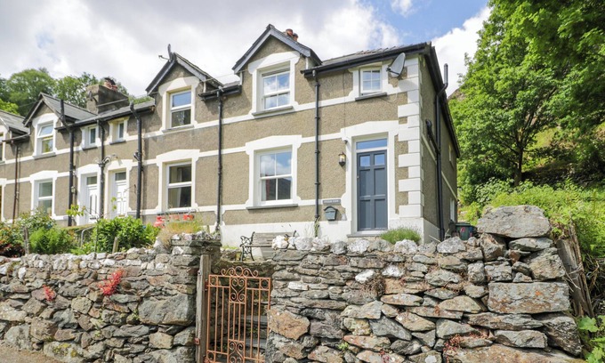 Beddgelert Cottage | SYGUN VIEW, pet friendly, with open fire in Beddgelert