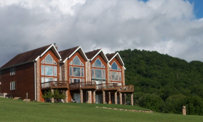 Holiday Island Condo | Table Rock Lake, Steps to Marina