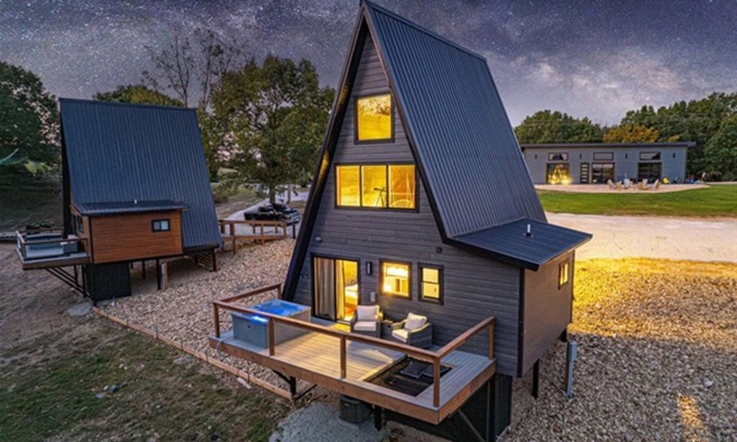 Omaha Cabin | TableRockLake Romantic HeatedPool PetFriendly ThunderRidge Close