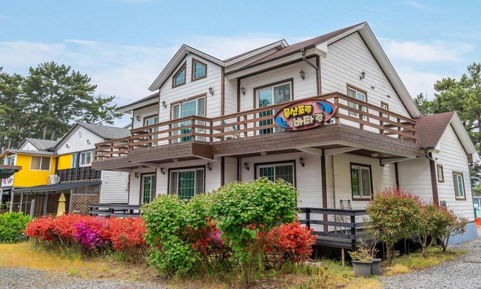 Mongdae House | Taean Mongsanporangbadarang Shim Pension