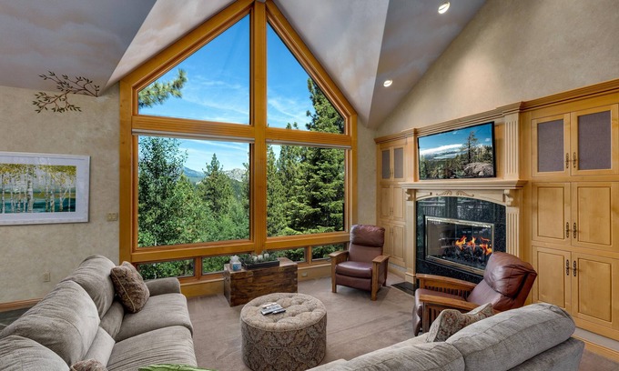 Country Club Estates House | Tahoe Crestview Lodge with Stunning Views and Great Amenities
