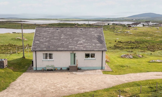 Isle of North Uist Cottage | TAIGH EVA, family friendly, with open fire in Lochmaddy, North Uist