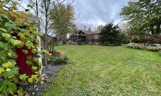 Town of Jerusalem Cottage | Take it easy at this unique and tranquil country cottage.