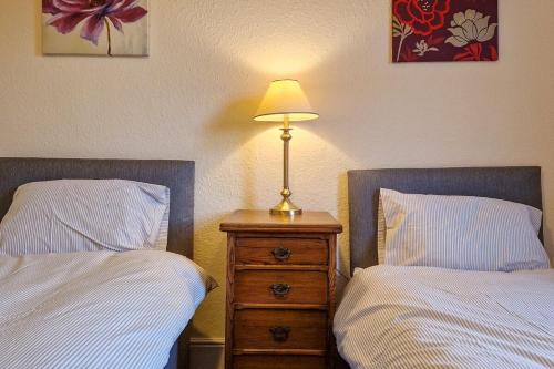 Belle Vue House | Tallis House, Sleeps 5, near City Centre, Free Parking, Long or Short Stays - by NMB Property