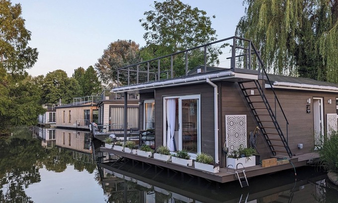 Richmond-upon-Thames Boat Rental | Tamanzi Taggs, floating home on idyllic island & sauna -Hampton Court & Richmond