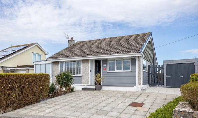Moelfre House | Tamarisk : Coastal 2-Bed Bungalow with Sea Views in Moelfre | Managed by Anglesey Holiday Lettings