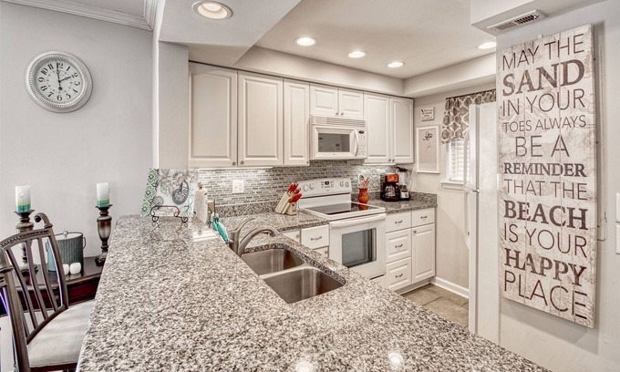Hilton Head Island Condo | Tanglewood! Immaculate 2 Bedroom-2 Bath Condo Minutes from the beach! 4 Bikes!