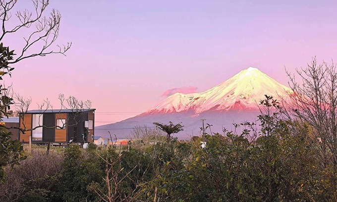 Midhirst House | Taranaki Creekside KIWI by Tiny Away