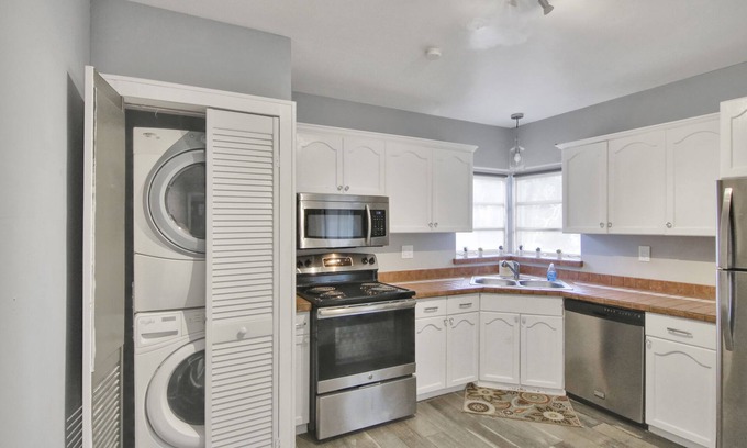 Tarpon River House | Tarpon River Estate – 2 Chic Homes Perfect for Groups w/Pool, 10 Min to Beach!