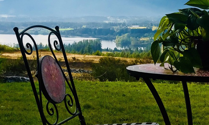 North Cowichan House | Taste The View: A dream view of the mountains and lake