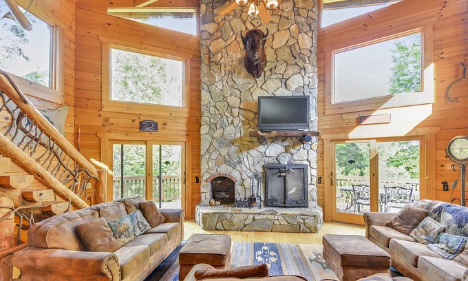Clyde Cabin | Tatonka Lodge, 2 master suites on a buffalo ranch!
