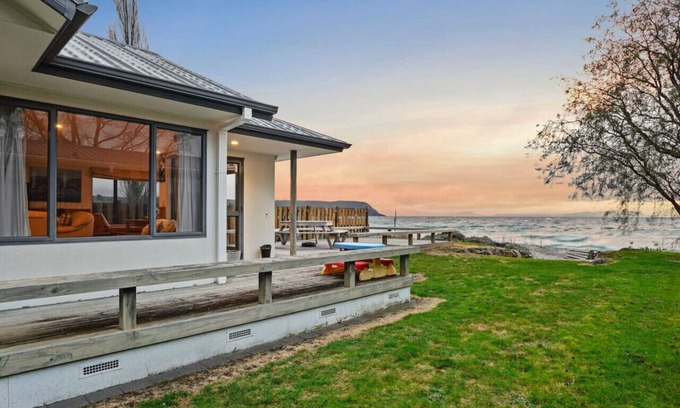 Waitahanui House | Taupo Beachfront Escape 12min to Town | Free Wifi