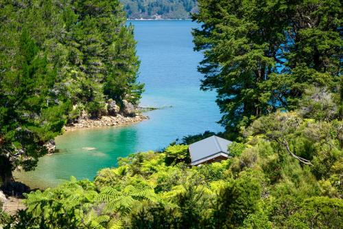 Ships Cove House | Tawa Cove Cabins