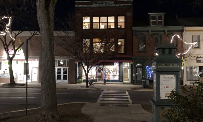 Lewisburg House | Tawsty Flower - Haines Suites