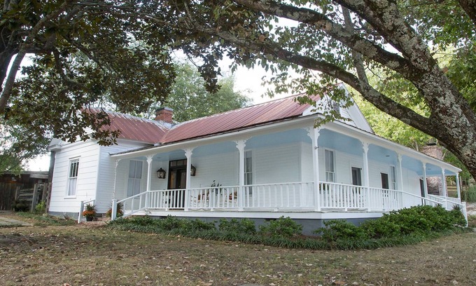 Taylor House | Taylor Inn - Private Rental of this Quaint Five Bedroom Country Inn