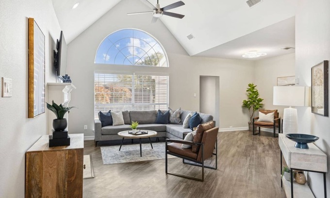 Plano House | TCH - Spacious 4bd/2.5ba in Plano with Workspace