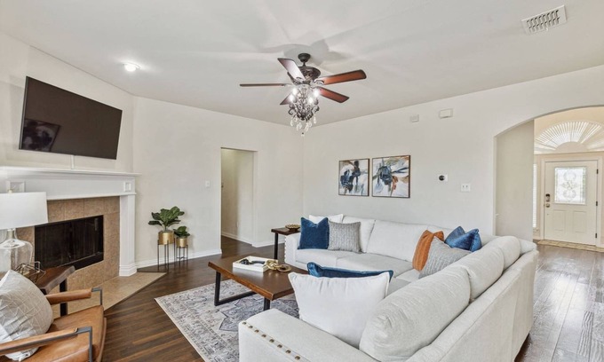 Plano House | TCH - Spacious 5bd/3.5ba in Plano with Office