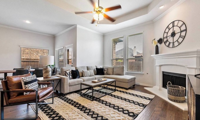 Keller House | TCH - Spacious 5bd/3ba in Fort Worth w/Workspace