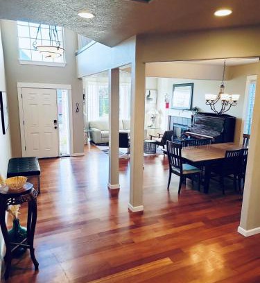 Albany House | Teak and Jordan Estates- Sleeps 24!