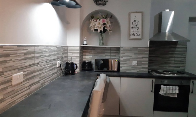 Oakengates Apartment | Telford - Apartment - Sleeps 5 - Flat 4