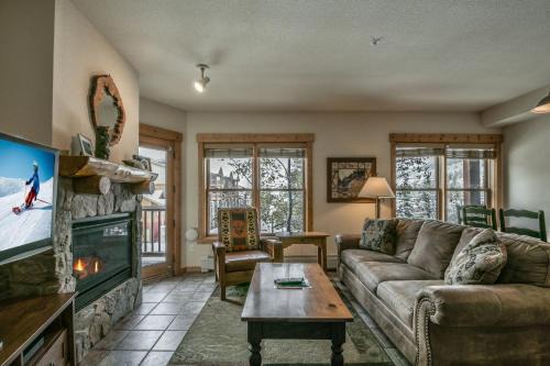 Mountain House House | Tenderfoot Lodge 2620 by SummitCove Lodging