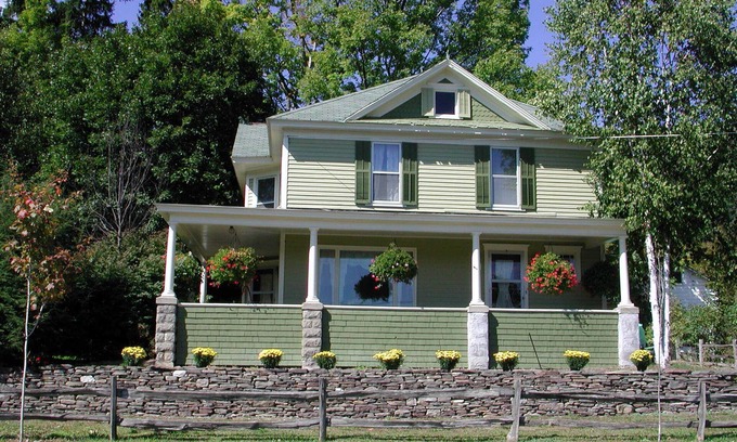 Cooperstown House | Terrace Lawn Awesome location 1/2 mile to Dreams Park, 5 bdrm home, shared pool