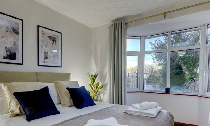 Bedford Villa | Terracotta House | Newly Refub House with Parking I eco-Short Term Let by SILVA