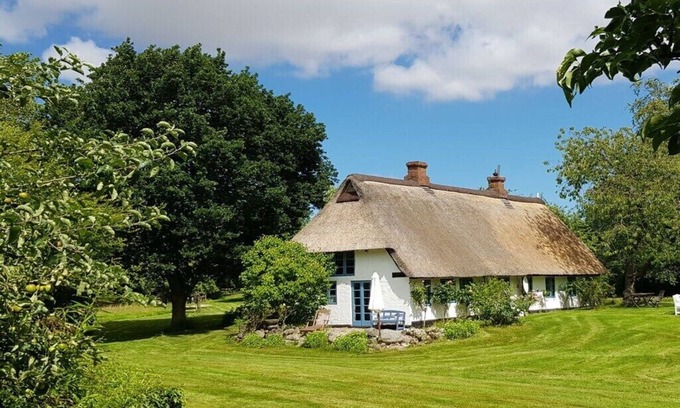 Wippendorf Cottage | Thatched cottage in the meadow