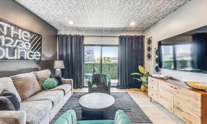 Downtown Nashville Condo | The 12/30 Lounge in Downtown Nashville - Walk to Broadway, Pool, Gym, Parking