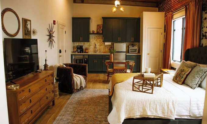 Leitchfield Apartment | The 1935 Historical Alexander Hotel/The Chassedi Suite