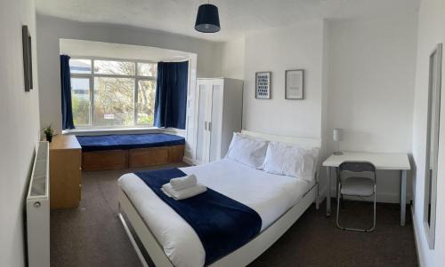 Shirley Apartment | The Anglesea - 8 Bedroom with Parking