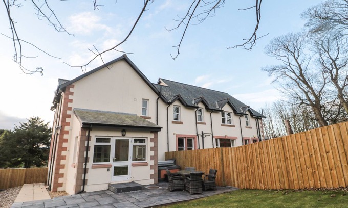 Berwick-upon-Tweed Cottage | THE ANNEXE, pet friendly, with hot tub in Berwick-Upon-Tweed