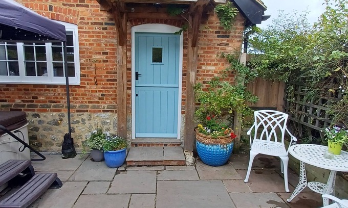 Maidstone Apartment | The Annexe -Studio apartment with hot tub in a rural location nr to Leeds Castle
