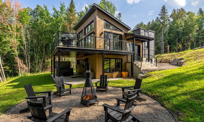 Saint Come Ski Chalet | The Årstid | Spa | BBQ | Patio | TV | WIFI | AC