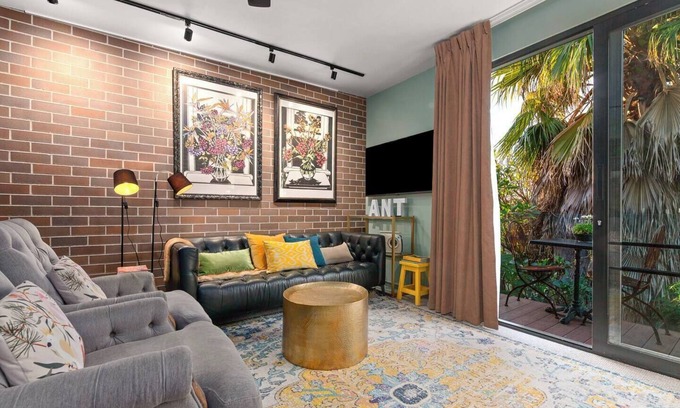 Petersham House | The Art Haus Retro Chic Hideaway near Local Gems