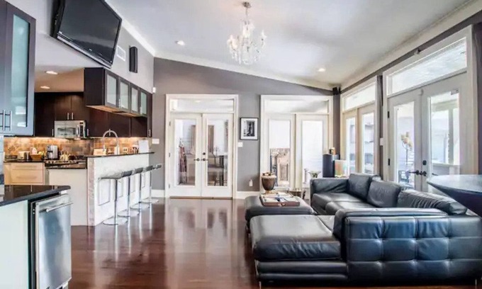 Biloxi House | The Art House - indoor jacuzzi, and only one block from downtown!