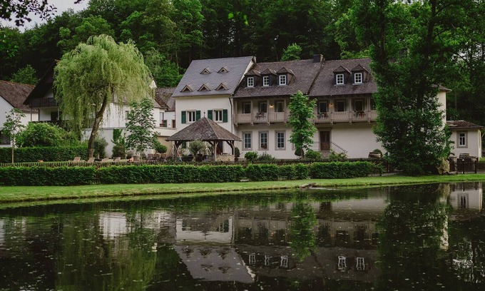 Bescheid Apartment | The bakehouse, mill estate with private natural bathing lake