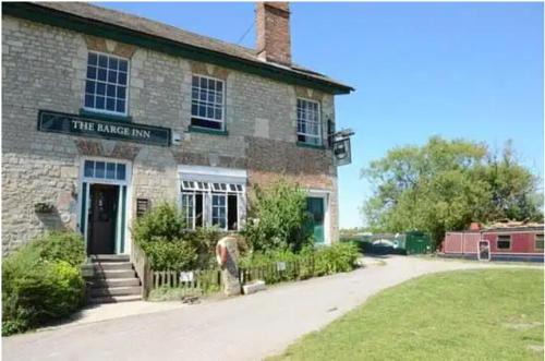 Alton Barnes Hotel | The Barge Inn, Honeystreet