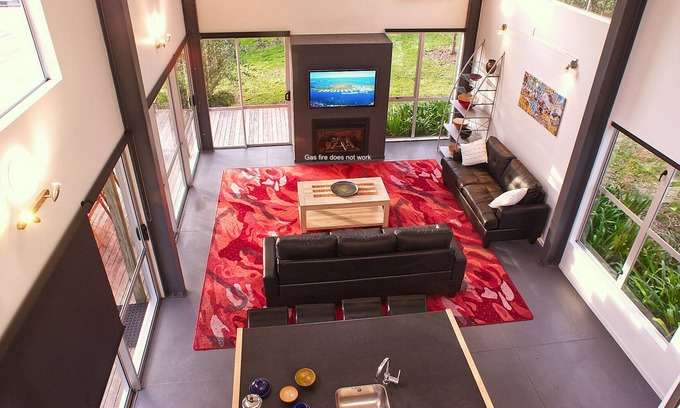 Algies Bay House | The Barn in Algies Bay. Warkworth. 50 minutes from Auckland Harbour bridge.