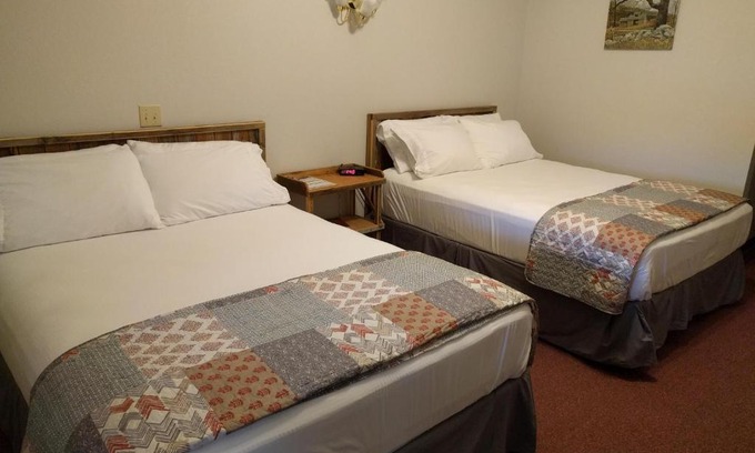 Humansville Hotel | The BarnwooD Inn