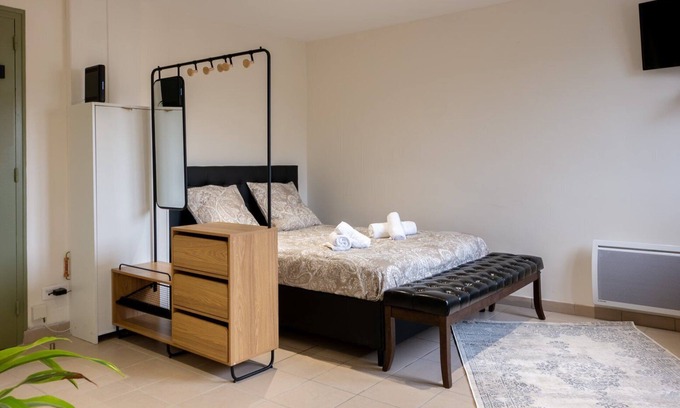 Sable-sur-Sarthe Apartment | The Baroque Room ~ Autonomous Arrival