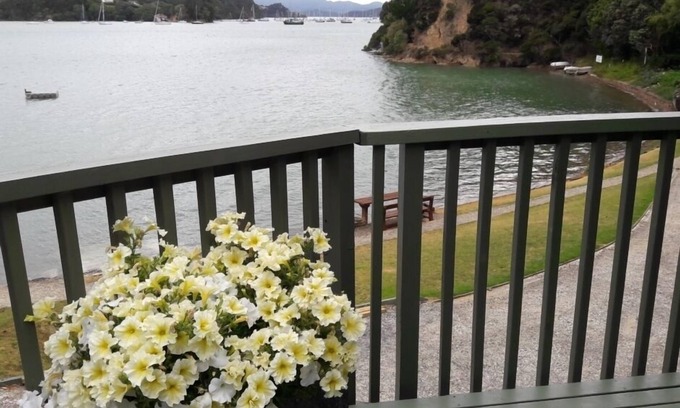 Opua House | The Beach Bach - Water's Edge, Bay of Islands