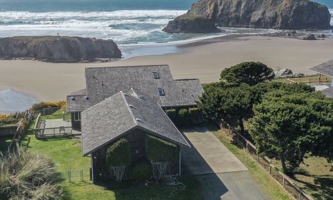 Bandon House | The Beachcomber: Oceanfront with Private Beach Access and Spectacular Views!