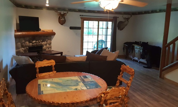 Oglesby Villa | The Bear Den Peaceful and Comfortable Animal and Hummingbird Viewing